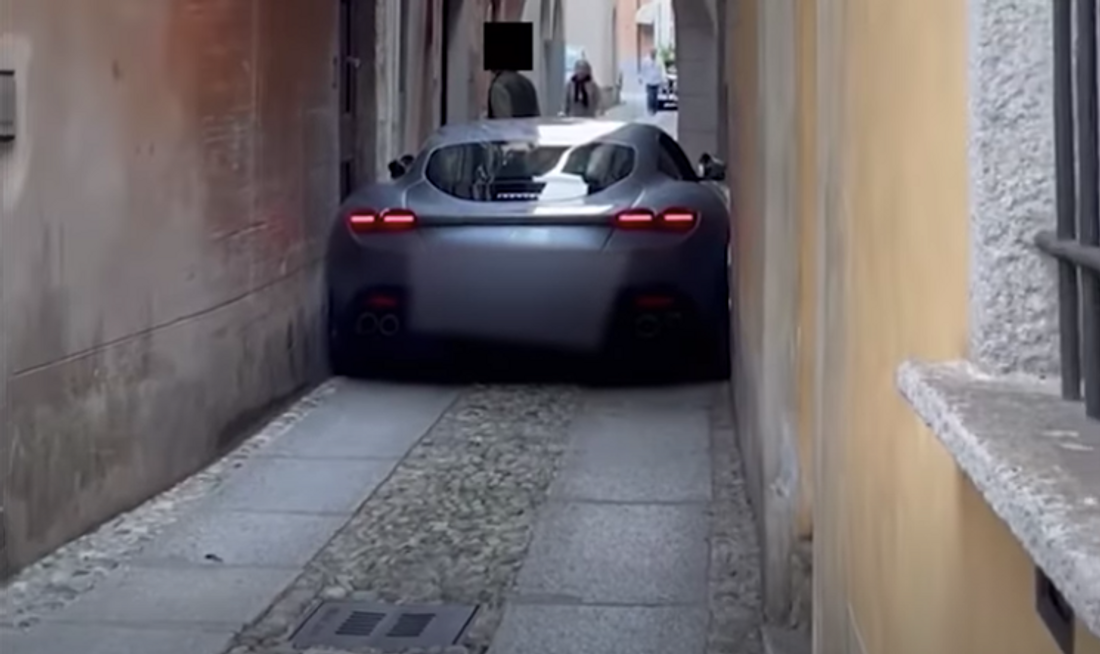 Une Ferrari Roma coincée dans une ruelle
